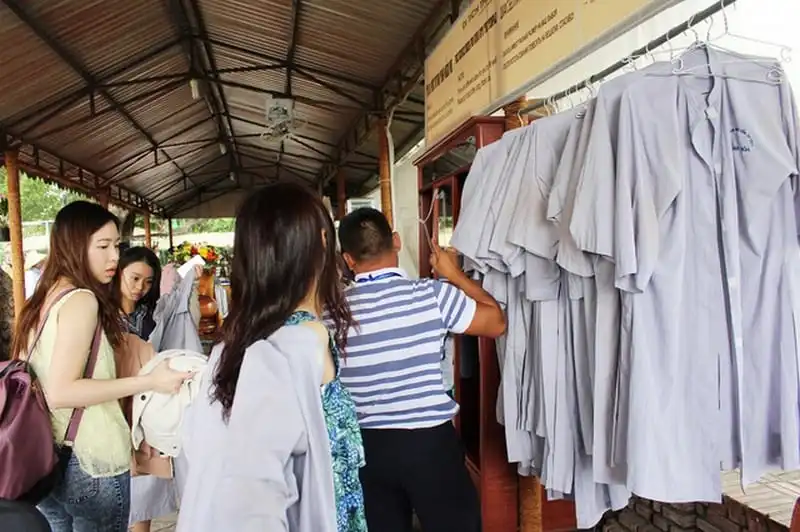 Cho du khách mượn áo dài khi tới Tháp bà Ponagar Nha Trang 8 wanderlust-tips-cho-du-khach-muon-ao-dai-khi-toi-thap-ba-ponaga-nha-trang-4