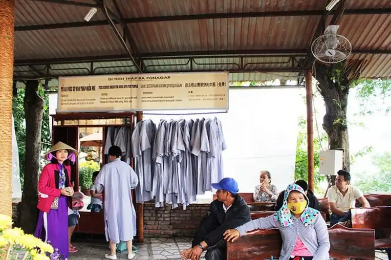 Cho du khách mượn áo dài khi tới Tháp bà Ponagar Nha Trang 9 wanderlust-tips-cho-du-khach-muon-ao-dai-khi-toi-thap-ba-ponaga-nha-trang-5