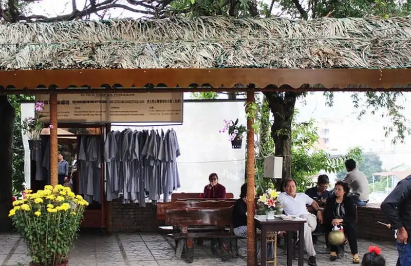 Cho du khách mượn áo dài khi tới Tháp bà Ponagar Nha Trang 11 wanderlust-tips-cho-du-khach-muon-ao-dai-khi-toi-thap-ba-ponaga-nha-trang-7