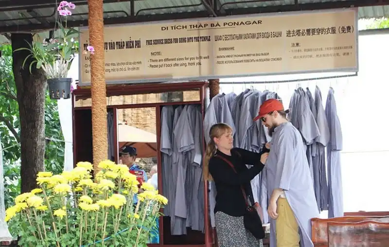 Cho du khách mượn áo dài khi tới Tháp bà Ponagar Nha Trang 13 wanderlust-tips-cho-du-khach-muon-ao-dai-khi-toi-thap-ba-ponaga-nha-trang-9