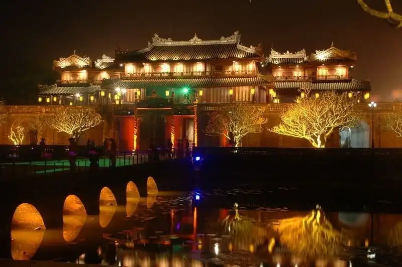 wanderlust-tips-dai-noi-hue-bat-dau-mo-cua-ve-dem-tu-ngay-22-4-0