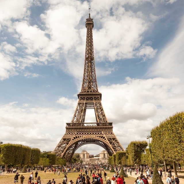 wanderlust tips Se co tuong chong dan bao quanh thap Eiffel 1