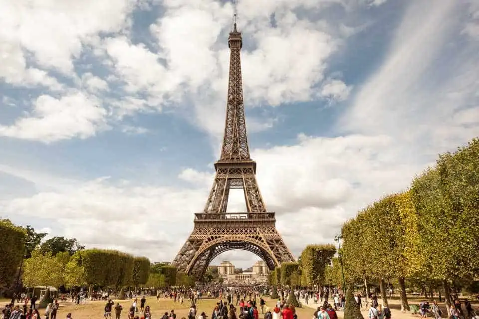 wanderlust_tips_Se-co-tuong-chong-dan-bao-quanh-thap-Eiffel-1