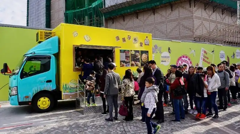 wanderlust_tips_xe-ban-do-an-luu-dong-ron-rang-ra-mat-tren-duong-pho-Hong-Kong-00