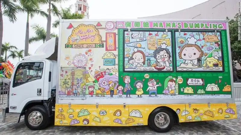 wanderlust_tips_xe-ban-do-an-luu-dong-ron-rang-ra-mat-tren-duong-pho-Hong-Kong-1