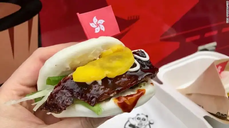 wanderlust_tips_xe-ban-do-an-luu-dong-ron-rang-ra-mat-tren-duong-pho-Hong-Kong-5