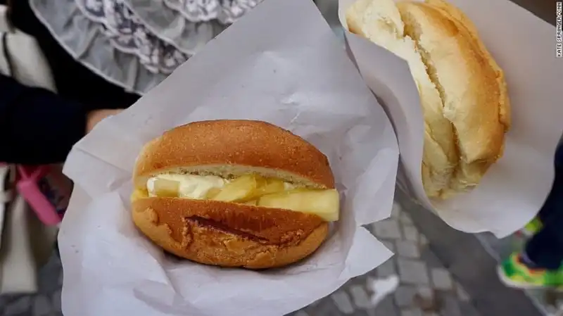 wanderlust_tips_xe-ban-do-an-luu-dong-ron-rang-ra-mat-tren-duong-pho-Hong-Kong-6