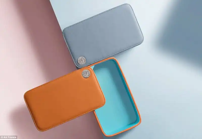 Wanderlust_tips_Bo-kit-hang-khong-sang-chanh-tren-khoang-hang-nhat-va-hang-thuong-gia-2