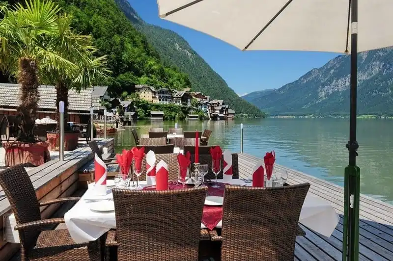 Những điều cần biết khi du lịch thị trấn cổ tích Hallstatt, Áo 12 wanderlust-tip-3-Hallstatt-thi-tran-buoc-ra-tu-truyen-cotich-6