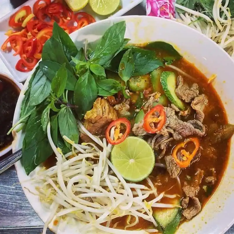 wanderlust-tip-den-sai-gon-dung-quen-an-nhung-mon-an-ngon-tuyet-cua-nguoi-hoa-2