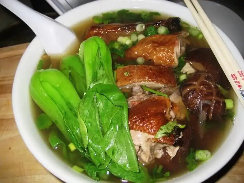 wanderlust-tip-den-sai-gon-dung-quen-an-nhung-mon-an-ngon-tuyet-cua-nguoi-hoa-3