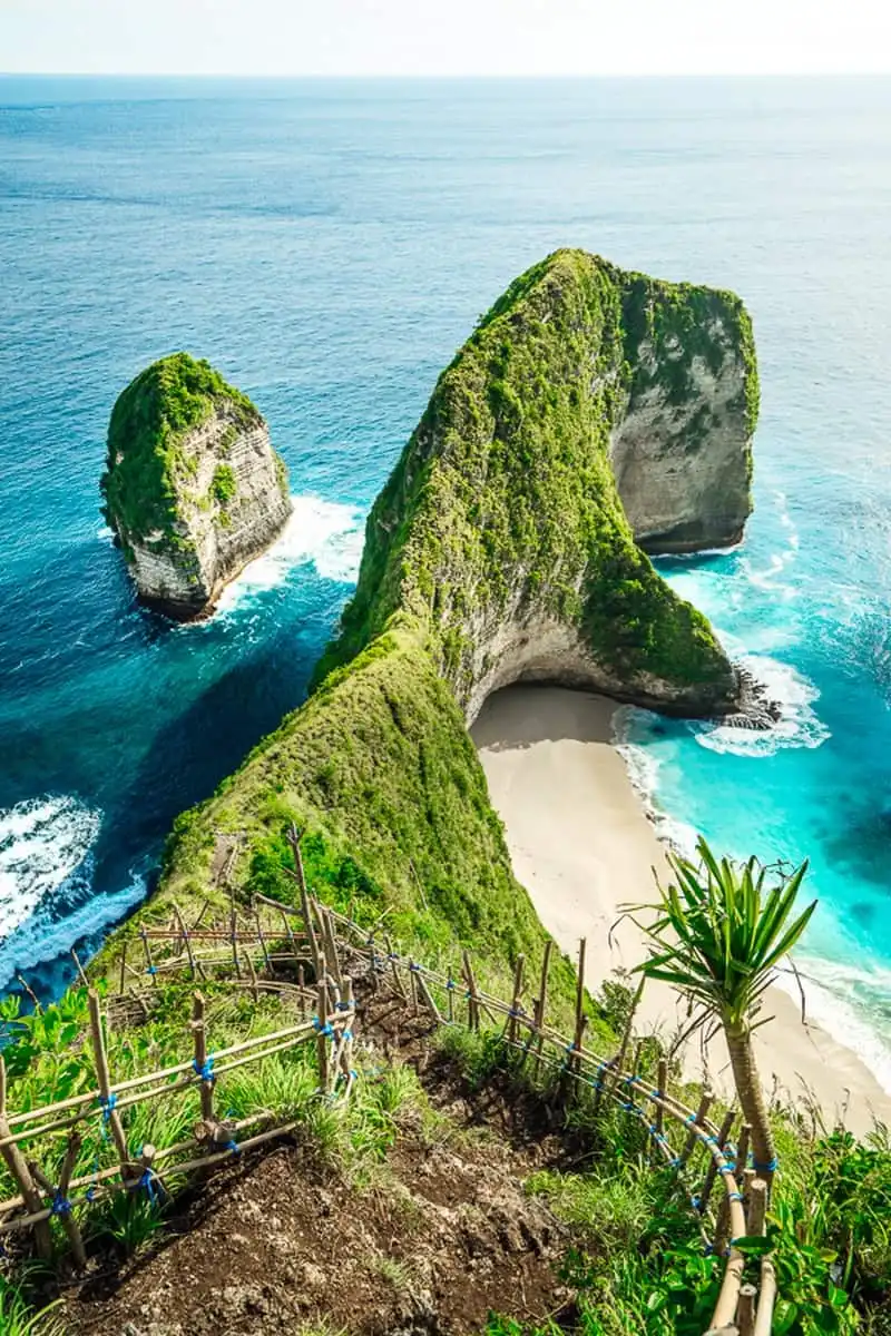 Ấn tượng bãi biển có hình “khủng long bạo chúa” tại Indonesia 9 wanderlust-tip-kham-pha-ve-dep-huyen-dieu-cua-bai-bien-co-hinh-khung-long-bao-chua-5