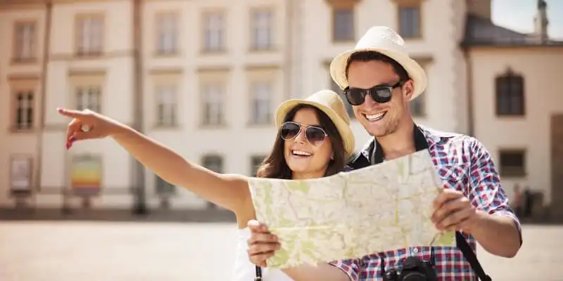 12 dấu hiệu cho thấy bạn là một nhà lữ hành đích thực 5 Happy tourist sightseeing city with map