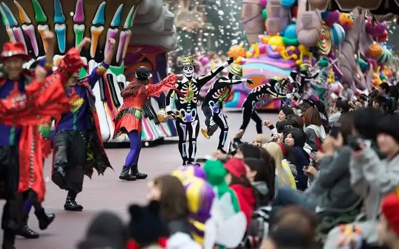 URAYASU, JAPAN - OCTOBER 25: Dancers perform during the Disney's Halloween 2016 event at Tokyo Disneyland on on October 25, 2016 in Urayasu, Japan. The event will be held through October 31. (Photo by Tomohiro Ohsumi/Getty Images)