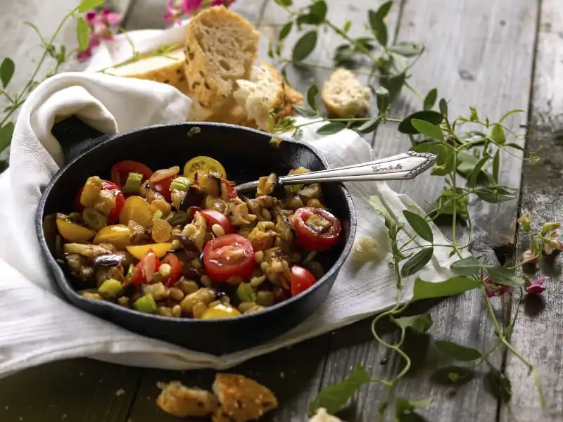 Ý là quốc gia có lối sống lành mạnh nhất thế giới 7 An Italian summer dish associated with Sicily, Caponata, with selective focus