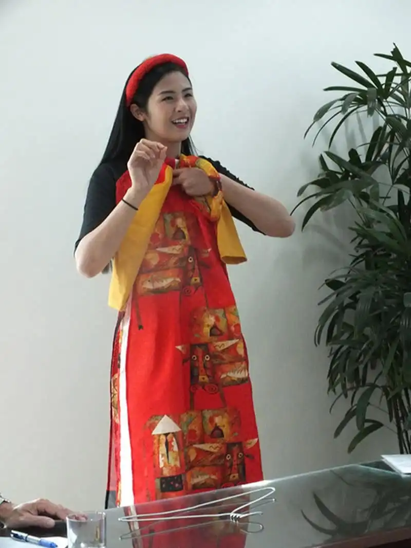 “Hội họa Huế trong tà Áo dài” tại cầu Trường Tiền 8 wanderlust-tips-hoi-hoa-hue-trong-ta-ao-dai-tai-cau-truong-tien-3