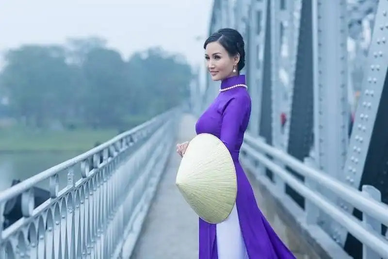 “Hội họa Huế trong tà Áo dài” tại cầu Trường Tiền 5 wanderlust-tips-hoi-hoa-hue-trong-ta-ao-dai-tai-cau-truong-tien-4