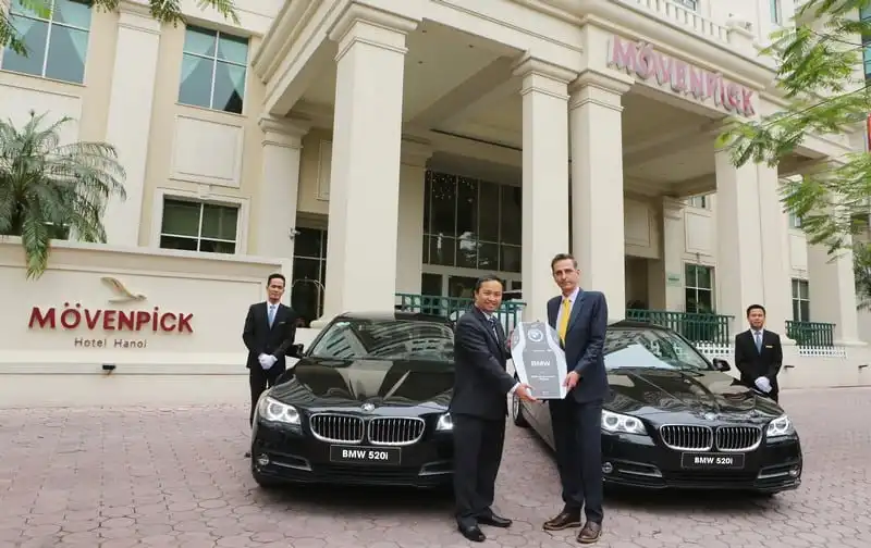 wanderlust-tips-khach-san-movenpick-ha-noi-ra-mat-doi-xe-bmw-dua-don-chuan-5-sao-1
