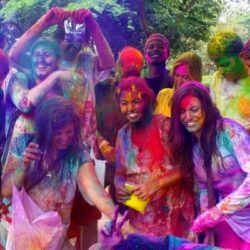 wanderlust tips le hoi holi 2017 day mau sac tai ha noi 1