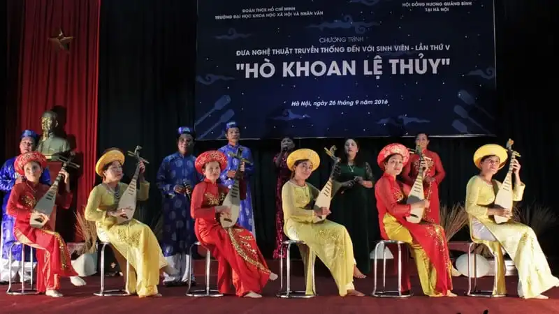 Trình diễn hò khoan Lệ Thủy tại vườn hoa Lý Thái Tổ, Hà Nội 5 wanderlust-tips-trinh-dien-ho-khoan-le-thuy-tai-vuon-hoa-ly-thai-to-ha-noi-1