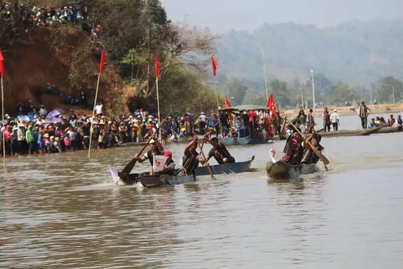 Tưng bừng lễ hội đua voi và thuyền độc mộc ở Đắk Lắk 8 wanderlust-tips-tung-bung-le-hoi-dua-voi-va-thuyen-doc-moc-o-dak-lak-4