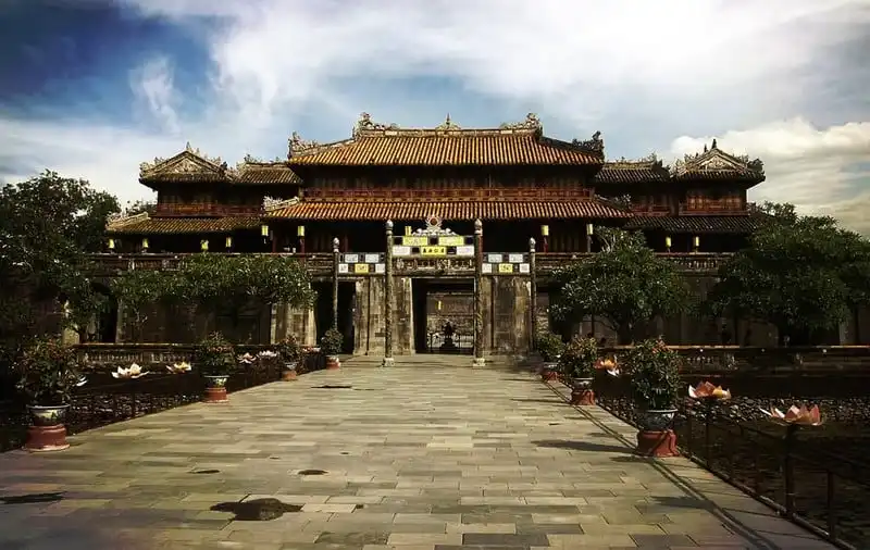 wanderlust-tips-vua-va-hoang-hau-nhat-ban-toi-tham-co-do-hue-1