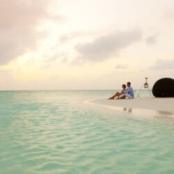 wanderlust tips xem phim va thuong thuc bua toi ben bai bien o Maldives 1