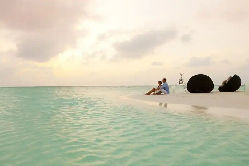 Du khách thích thú trải nghiệm xem phim trên bãi biển ở Maldives 6 wanderlust-tips-xem-phim-va-thuong-thuc-bua-toi-ben-bai-bien-o-Maldives-1