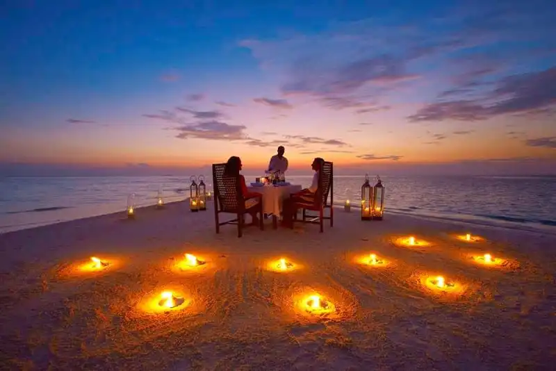 Du khách thích thú trải nghiệm xem phim trên bãi biển ở Maldives 5 wanderlust-tips-xem-phim-va-thuong-thuc-bua-toi-ben-bai-bien-o-Maldives