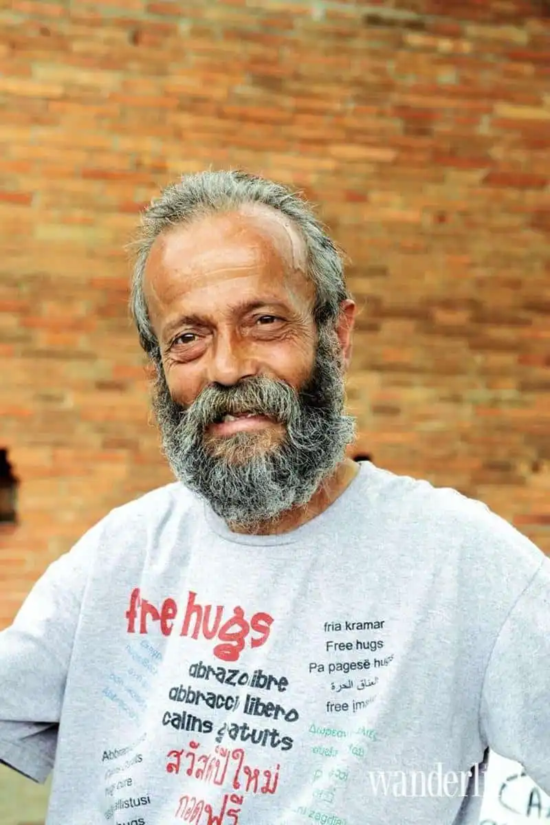 Người đàn ông vô gia cư và những cái ôm FREE HUGS 6 07wanderlust-tips-Nguoi-dan-ong-vo-gia-cu-va-nhung-cai-om-free-hugs-6