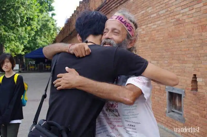 Người đàn ông vô gia cư và những cái ôm FREE HUGS 8 12wanderlust-tips-Nguoi-dan-ong-vo-gia-cu-va-nhung-cai-om-free-hugs-11