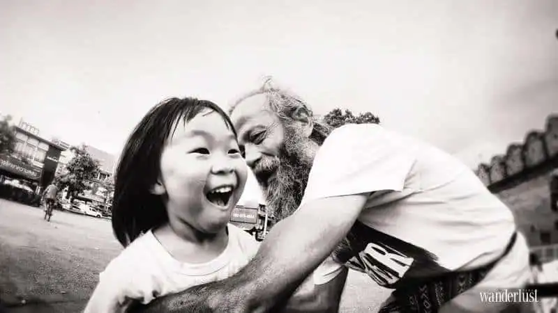 Người đàn ông vô gia cư và những cái ôm FREE HUGS 10 17wanderlust-tips-Nguoi-dan-ong-vo-gia-cu-va-nhung-cai-om-free-hugs-16