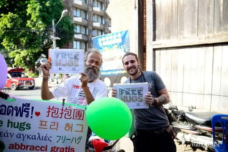Người đàn ông vô gia cư và những cái ôm FREE HUGS 7 21wanderlust-tips-Nguoi-dan-ong-vo-gia-cu-va-nhung-cai-om-free-hugs-20