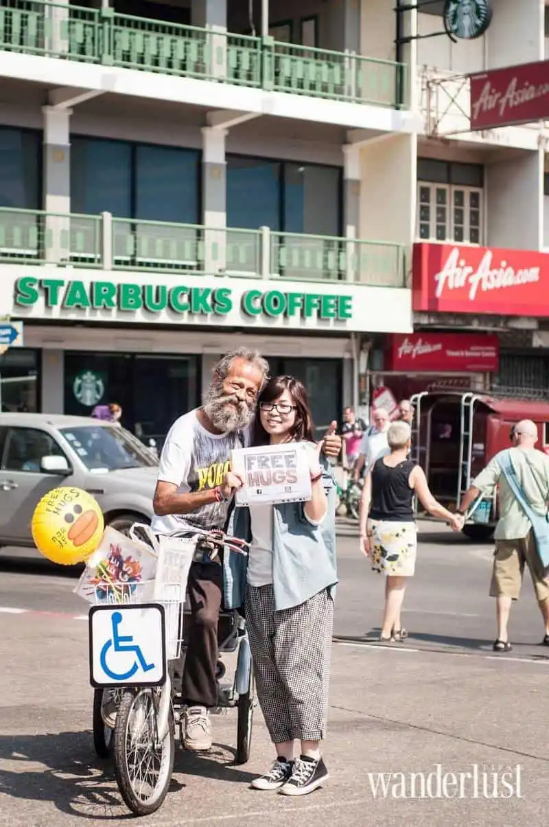 Người đàn ông vô gia cư và những cái ôm FREE HUGS 9 22wanderlust-tips-Nguoi-dan-ong-vo-gia-cu-va-nhung-cai-om-free-hugs-21
