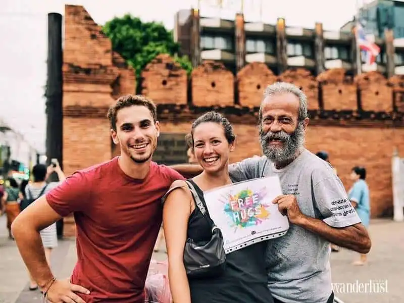 Người đàn ông vô gia cư và những cái ôm FREE HUGS 5 23wanderlust-tips-Nguoi-dan-ong-vo-gia-cu-va-nhung-cai-om-free-hugs-22