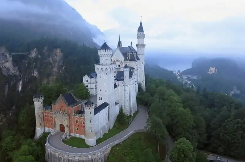 Lâu đài Neuschwanstein ở bang Bavaria của Đức được Walt Disney lấy cảm hứng tạo ra lâu đài trong phim "Công chúa ngủ trong rừng". 