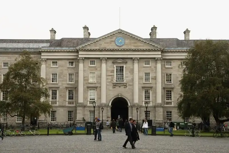 Cao đẳng Trinity College ở Dublin nghĩa là Tam ngôi nhất thể, trực thuộc trường Đại học Melbourne, được thành lập năm 1872. 