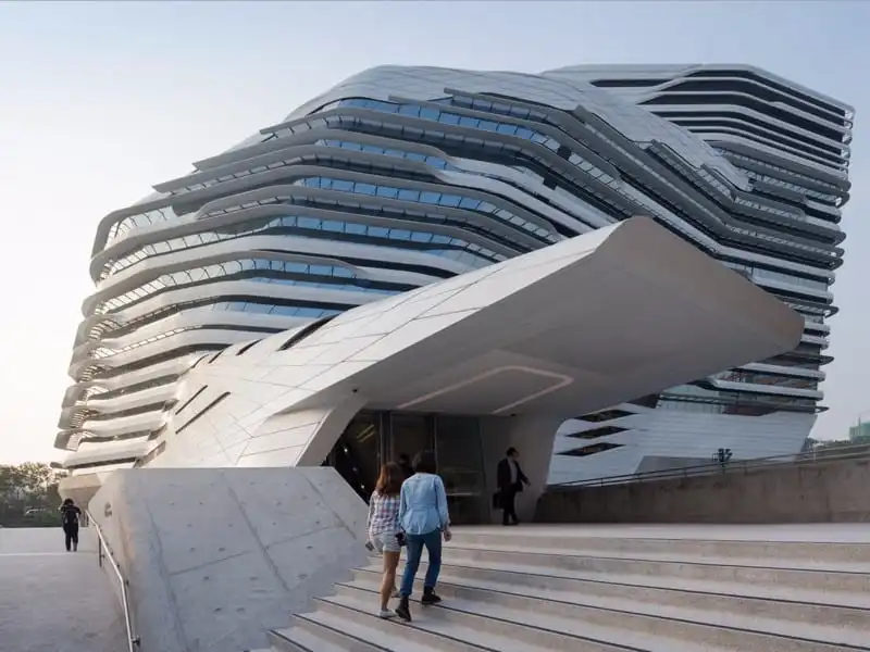 Trường Đại học bách khoa Hongkong được thiết kế bởi kiến trúc sư Zaha Hadid.