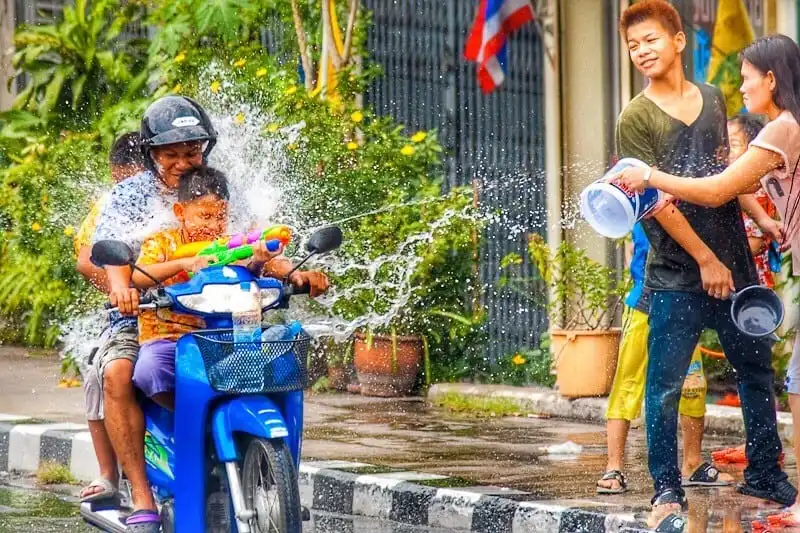 390 người thiệt mạng trong Lễ hội té nước Songkran 2017 của Thái Lan 7 wanderlust-tip-390-nguoi-thiet-mang-trong-le-hoi-te-nuoc-Songkran-nam-2017-cua-thai-lan-2
