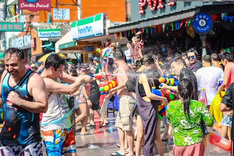 390 người thiệt mạng trong Lễ hội té nước Songkran 2017 của Thái Lan 6 wanderlust-tip-390-nguoi-thiet-mang-trong-le-hoi-te-nuoc-Songkran-nam-2017-cua-thai-lan-4