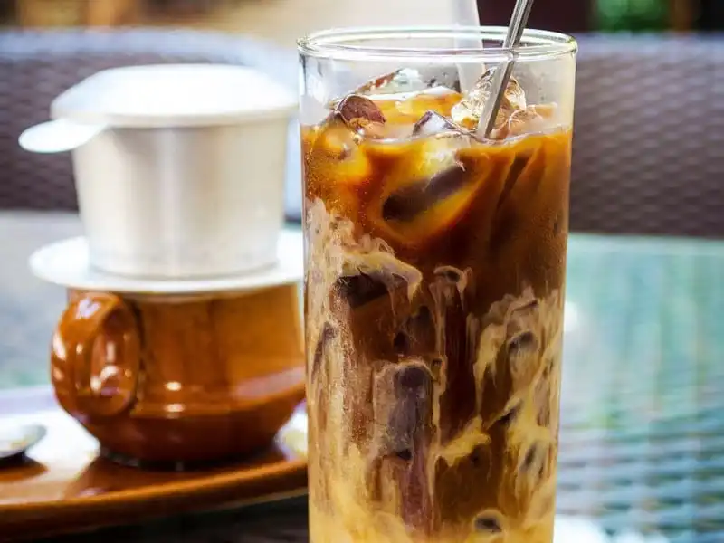 wanderlust-tip-ca-phe-sua-da-viet-nam-lot-top-nhung-coc-ca-phe-ngon-nhat-gioi-1