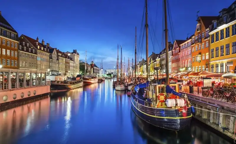 wanderlust-tip-choang-ngop-voi-15-thanh-pho-ruc-ro-sac-mau-nhat-hanh-tinh-14