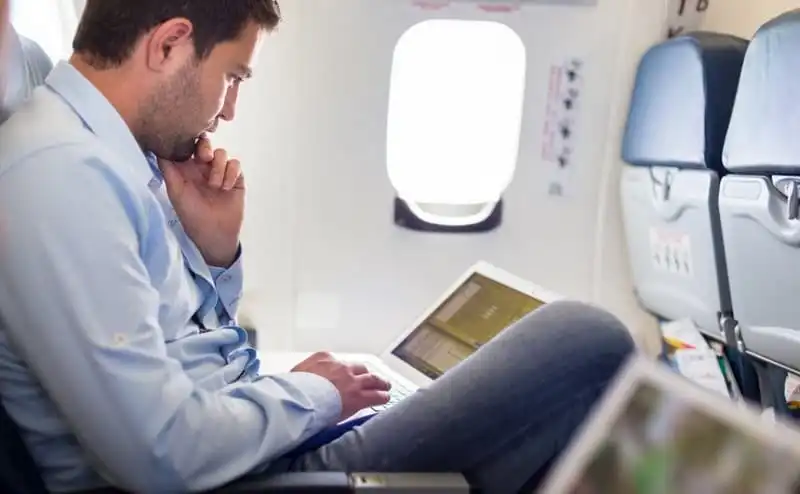wanderlust-tip-hang-hang-hhong-qatar-cho-hanh-khach-muon-laptop-khi-den-my-1