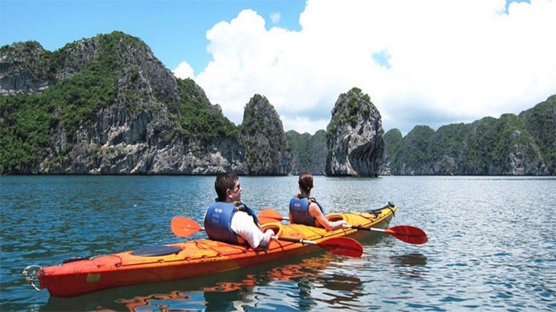 wanderlust tip tu thang 5 vinh ha long mo lai dich vu cheo thuyen kayak 1