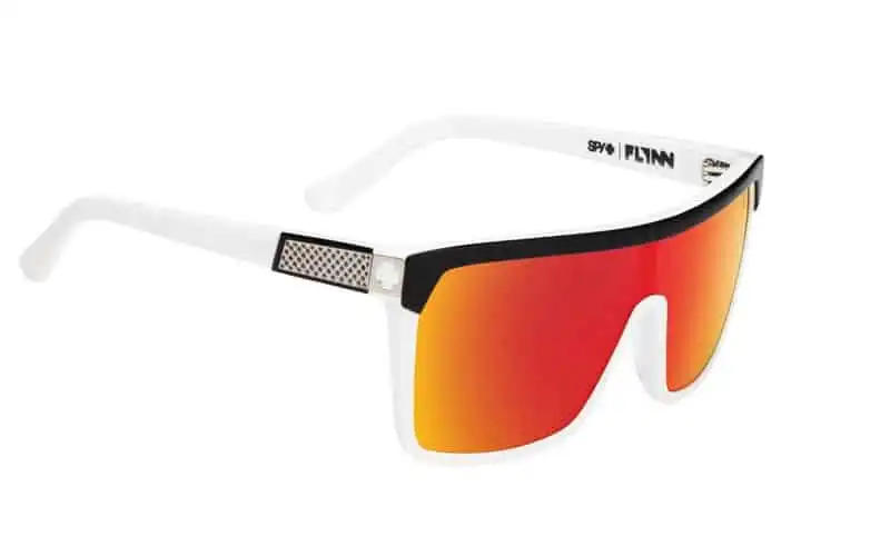 16 chiếc kính râm cho chuyến du lịch thêm hoàn hảo 9 wanderlust-tips-17-cap-kinh-ram-cho-chuyen-tham-hiem-tiep-theo-cua-ban-5