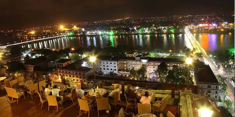 wanderlust-tips-8-diem-tham-quan-khong-the-bo-qua-tai-Hue-vao-buoi-toi-3