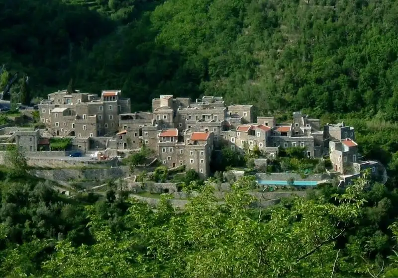 Colletta di Castelbianco - Ngôi làng đá điện tử đầu tiên ở châu Âu 5 wanderlust-tips-Colletta-di-Castelbiancongoi-lang-da-hien-dai -1
