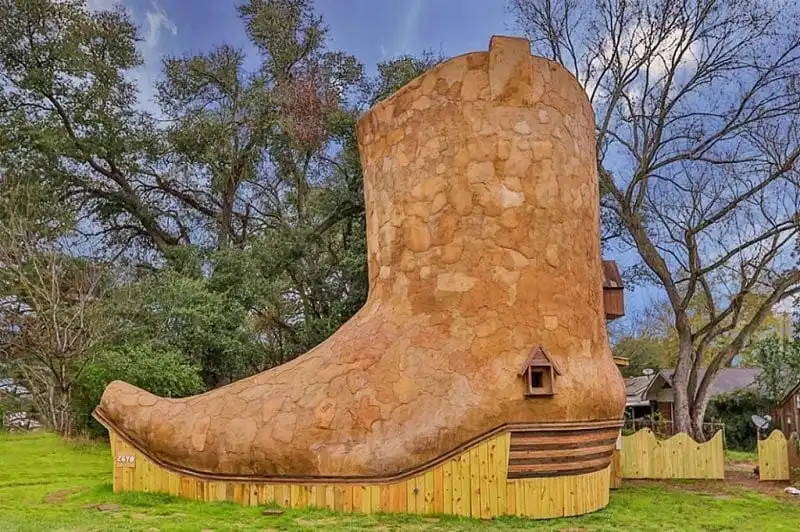Độc đáo ngôi nhà giày cao bồi ở Texas 6 wanderlust-tips-Ngoi-nha-hinh-ung-doc-va-la-duoc-cho-thue-o-Texas-2