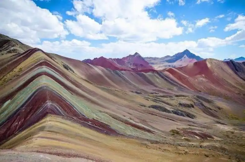 wanderlust-tip-choang-ngop-truoc-ve-dep-cua-ngon-nui-cau-vong-bi-an-o-peru-2