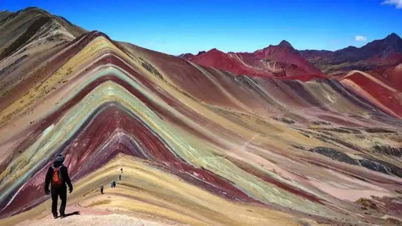 wanderlust-tip-choang-ngop-truoc-ve-dep-cua-ngon-nui-cau-vong-bi-an-o-peru-3